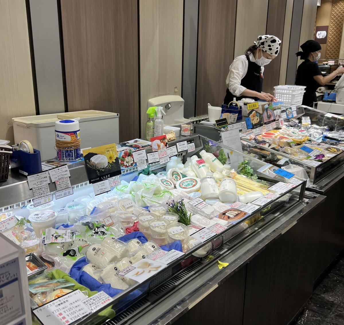 hideoharada's tweet photo. 今日、日本橋三越のフロマージュ・ドールでゲットしたチーズちゃんたち。うしづまチーズ工房のチーズが東京でゲットできるのは嬉しいですね。長坂牧場チーズ工房の酒ウォッシュチーズは初めてです。　#フロマージュドール https://t.co/MXJCYT1ZDw