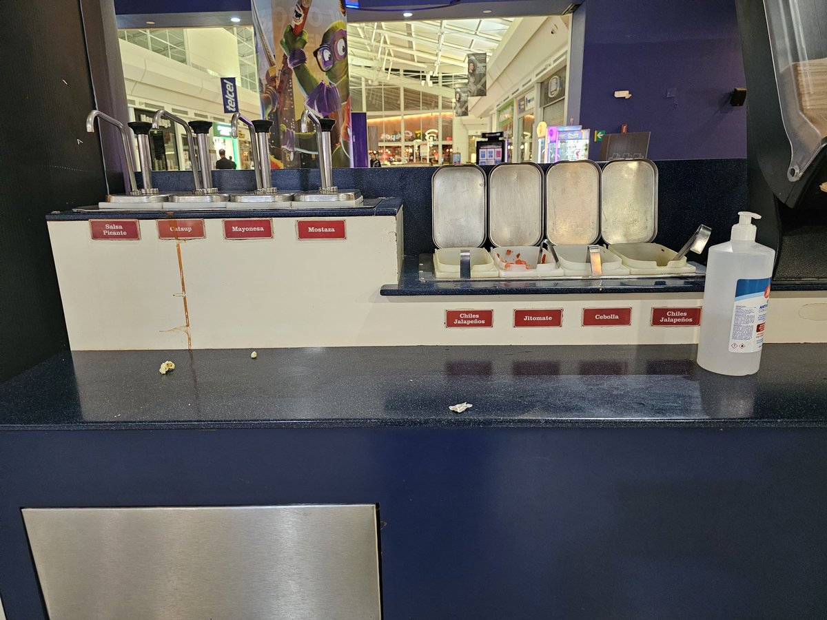 JACEREGHINO's tweet photo. Ahora estamos regresando a las salas de cine y nos encontramos con esta mugre! Que pasó con la limpieza?. Así estaba antes de que entraramos a la sala y 2 horas después estaba peor. La sala no tenía aire acondicionado. No dan ganas de regresar #Cinepolis #galeriasatizapan https://t.co/MmpiwwRhWs