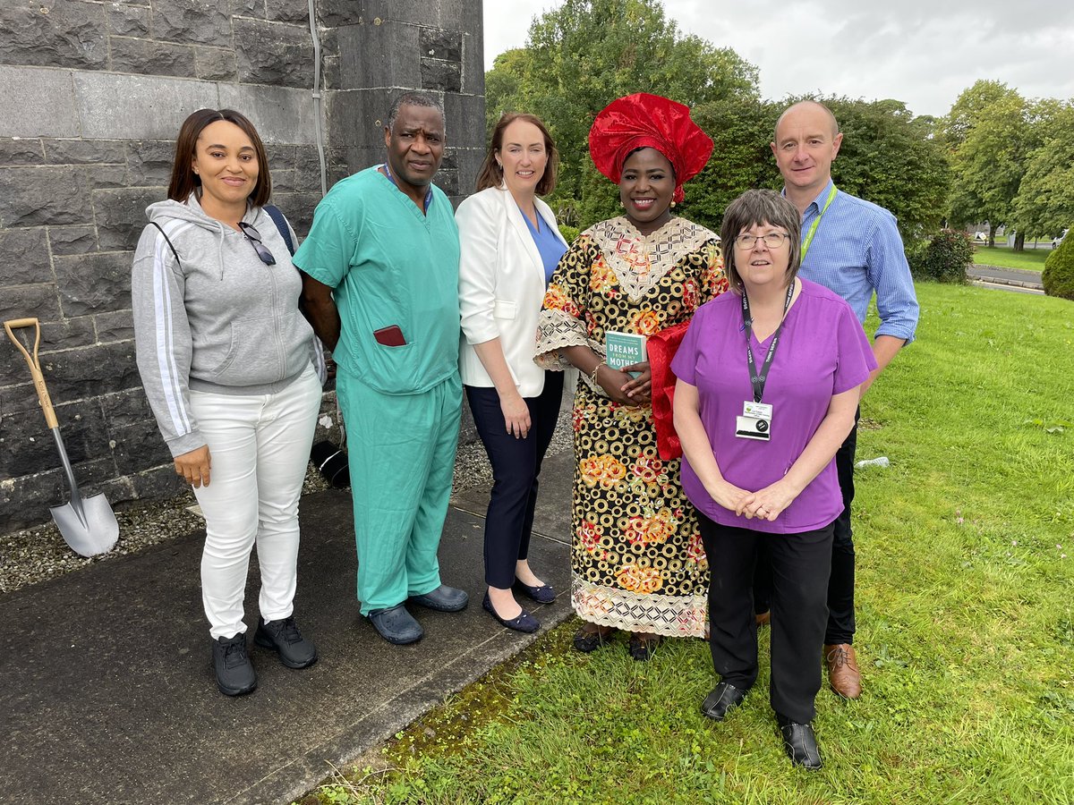 ANNI_Nurse's tweet photo. @ANNI_Nurse also presents a honorary medal to Prof Dame Elizabeth @EAnionwu and interviews her on the inspiration of her journey. She shared some motivations for African-Irish Nurses and praised the ongoing efforts of the Association. 📸 @INMO_IRL rep, @saoltagroup @thecontel https://t.co/np4APUzd67