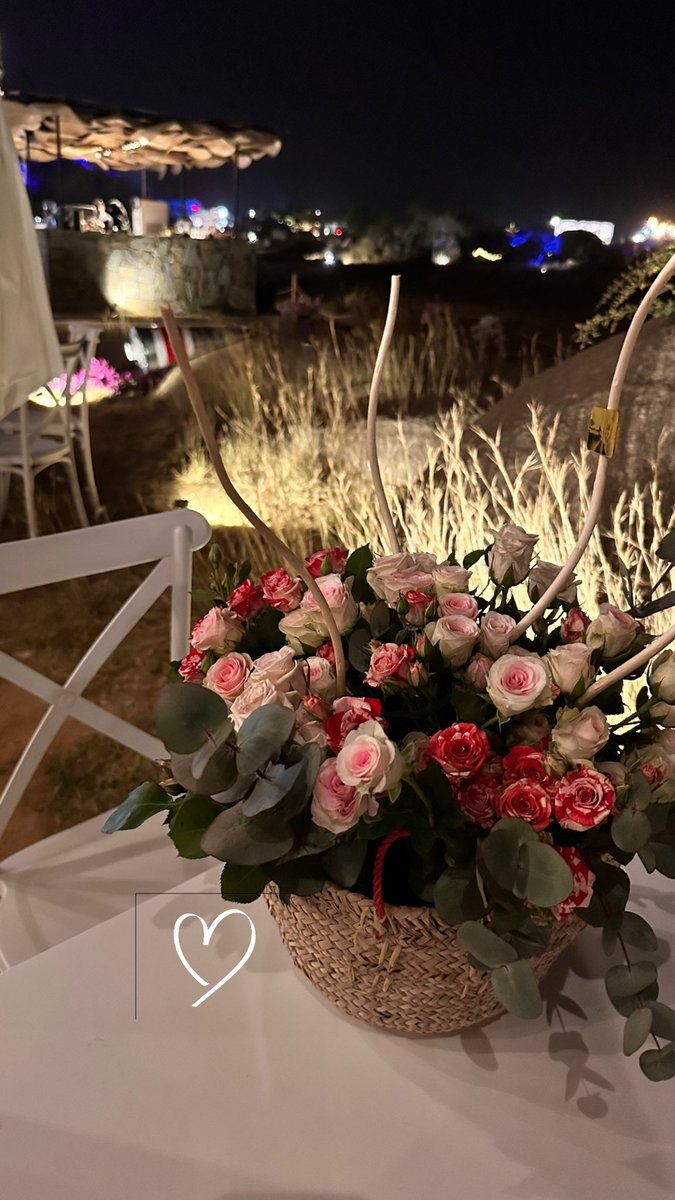 A29909733's tweet photo. @La__i14 بوكية ورد بسلة خوص أو السعف 🥰💜 https://t.co/6B6r56ZWva
