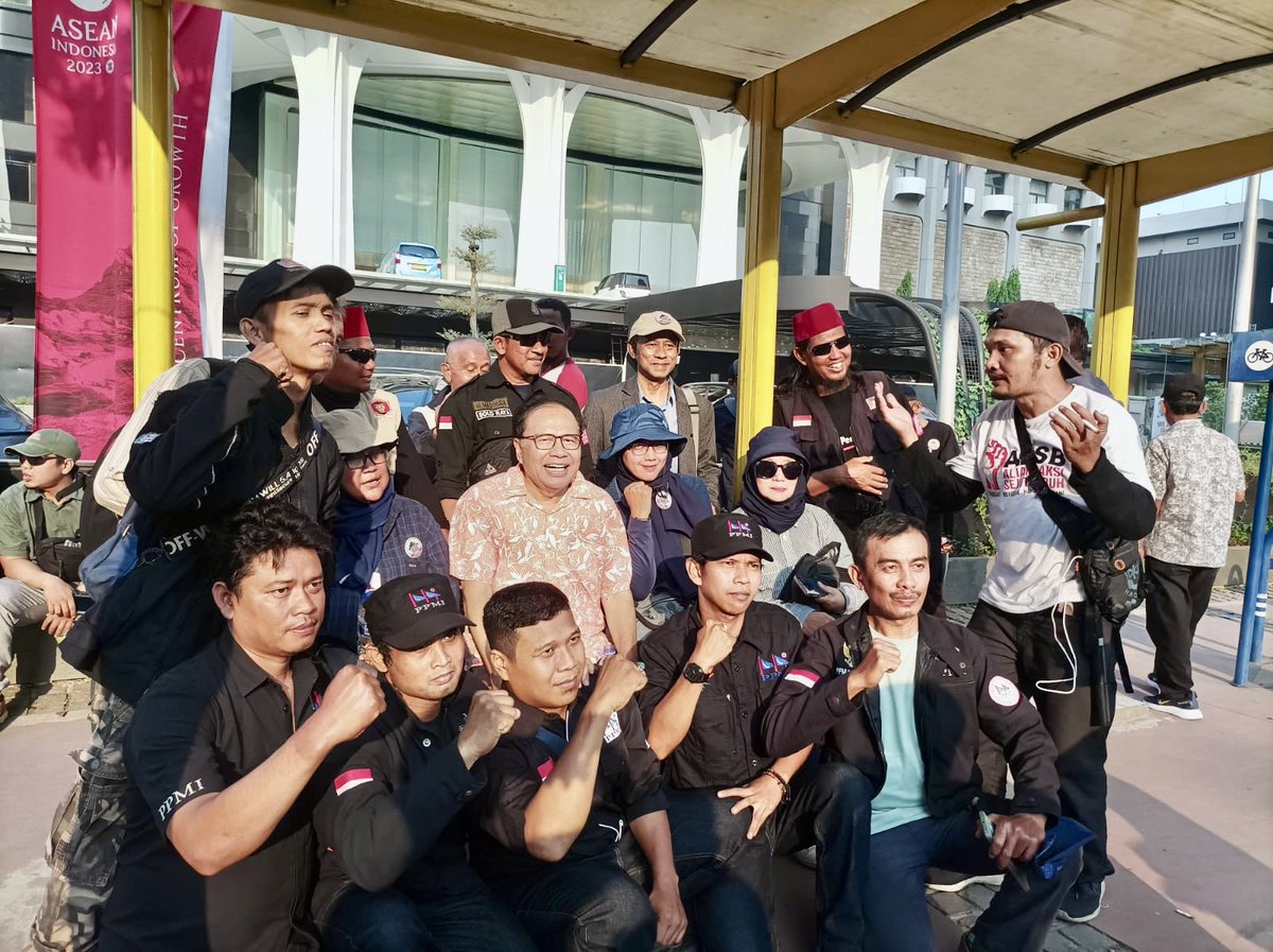 RamliRizal's tweet photo. Akhirnya semua yg keterlaluan harus diakhiri ! Keterlaluan tidak pro-rakyat, keterlaluan pro-oligarki. Tampang ndeso, hatinya untuk oligarki. Pak Harto otoriter, tapi masih ada hati untuk rakyat &amp; petani: SD Inpres, Puskesmas, Pasar Inpres, Subsidi Pupuk. https://t.co/1Uk9pNa4oT