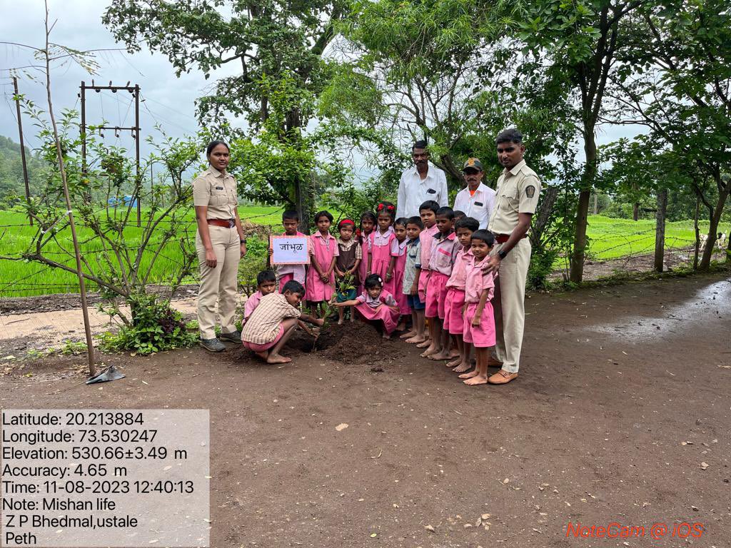 pankaj_ifs's tweet photo. Forest Personnel planting Nutri Graden (Medicinal Garden) under Mission LiFe in Tribal Schools, Gram Panchayat Premises, PHCs 
@MahaForest @moefcc @CMOMaharashtra @SMungantiwar @InfoNashik https://t.co/wdCTp9wo4u