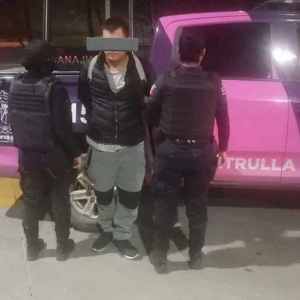 Monicao2712's tweet photo. 🛑¡Detienen al feminicida, le tapan el rostro! Noooo! 
Hay que mostrar la cara del asesino,  que todo mundo conozca al hdspm.
¡Mató a sangre fría, con todo el dolo del mundo! 
¡Por qué vamos a tener consideración!
Rt, ¡conozcan el rostro del mal nacido! 
Solo espero no lo deje libre el corrupto poder judicial. 
#JusticiaParaMontserrat