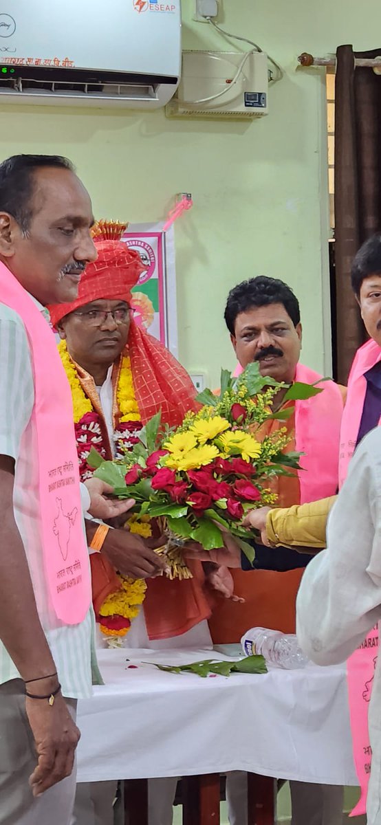 BRSBeed's tweet photo. #भारत_राष्ट्र_समिती बीड ची जिल्हास्तरीय बैठक  येथील विश्रामगृहात मराठवाडा समन्वयक आदरणीय सोमनाथरावजी थोरात साहेब यांच्या प्रमुख उपस्थितीमध्ये पार पडली.
#Mission_2024
  #गाव_तिथ_बीआरएस
#अबकी_बार_किसान_सरकार
@brsparty @BRSMaharashtra @ @ktrbrs https://t.co/CBqOLLBE2D