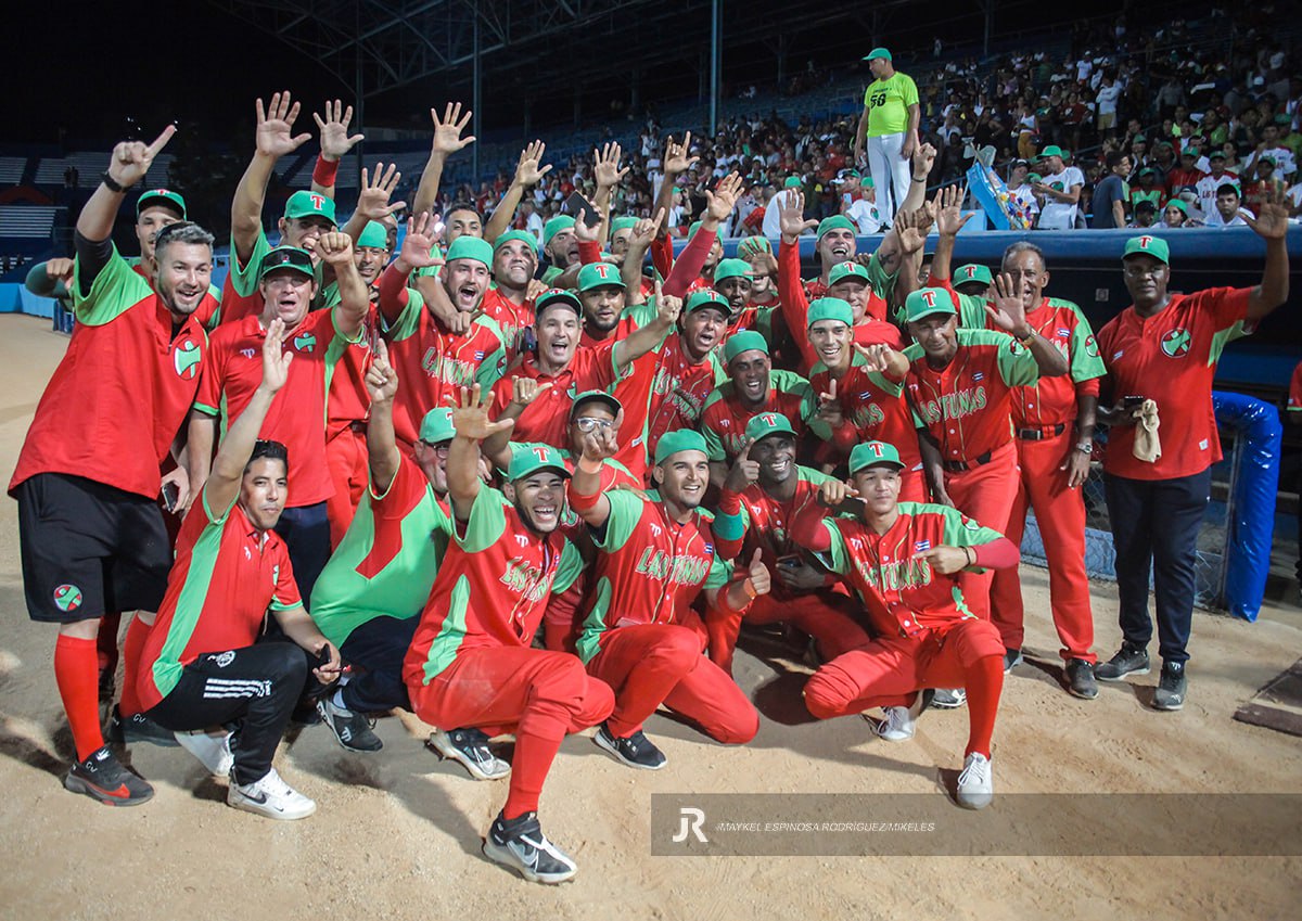 Port3Network___'s tweet photo. #Beisbol ⚾️ 🇨🇺
#SNB62 #PlayOff
#LaFinal 👇👇
🚨 LOS CAMPEONES🚨
📸 @Mikelesphoto https://t.co/IWu0LmQbdE