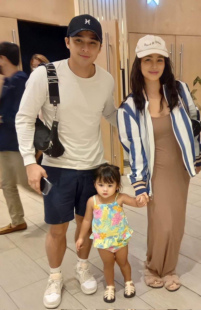 Bing2507's tweet photo. David & Hilary ksama ang cutie patootie na si Felize (ang #1 fan ng McLisse❤️)
#mccoydeleon #elissejoson #felize https://t.co/lHEbwJF0wC