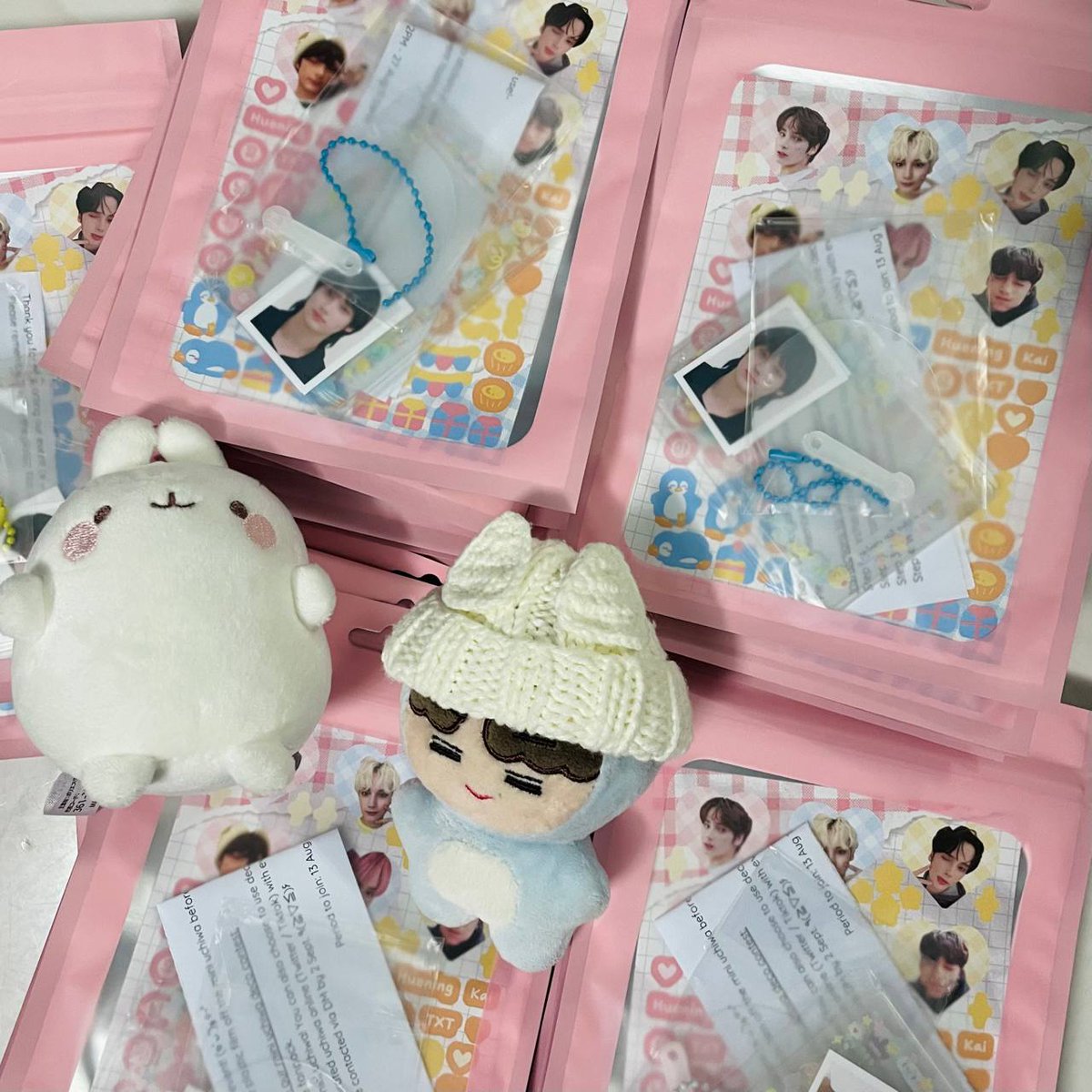 oneofa_kai's tweet photo. 1 hour until fanpack preorder closes! order now if u haven’t >3<   

full set: https://t.co/MTBomRQpNf  

individual items: https://t.co/d2ZYa9xCqf   

*molang and pengning not included!!! https://t.co/58Bf6Hzxwp