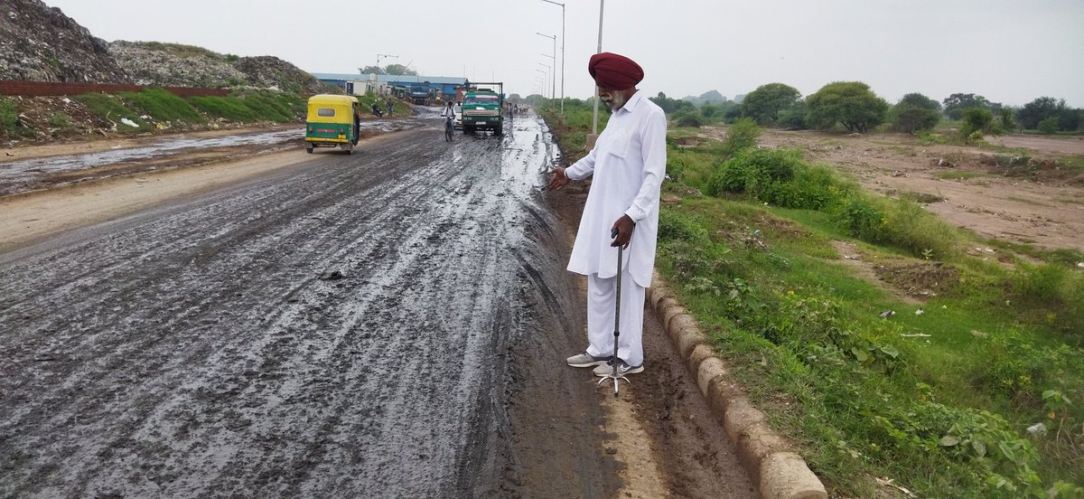 mlpannu's tweet photo. #Chandigarh राजनीतिक पार्टीयो का वोट बैंक और अफसरों का लाभ बैंक #Dumping_Ground के पास की सड़क ।
@rishuraj_chd @HarmailKesri @LUCKYHSINC @LR_Budaniya @ChandigarhStory @thetribunechd @DainikBhaskar @AmarUjalaNews @Hoshiar80694094 @ManiTiwana76409 @premgargca @Harbhajan_cong https://t.co/kIe6pr0o2o