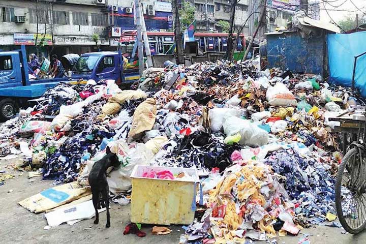 রাজধানীতে ময়লার স্তুপ থেকে ২ নবজাতকের মরদেহ উদ্ধার