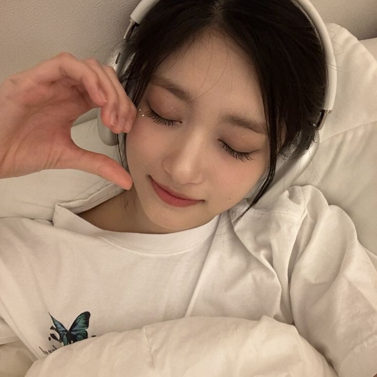 day  1 🎞

hi ! i'm miko, looking for interactive moots !  

»  filo, minor, 09
»  NOT new to #stantwt &amp; #kpoptwt
»  ults : enhypen, ive, bp, newjeans, lesserafim, and twice 
» any fandoms are welcome !! 

like and rt are very much appreciated ! thank you 💿