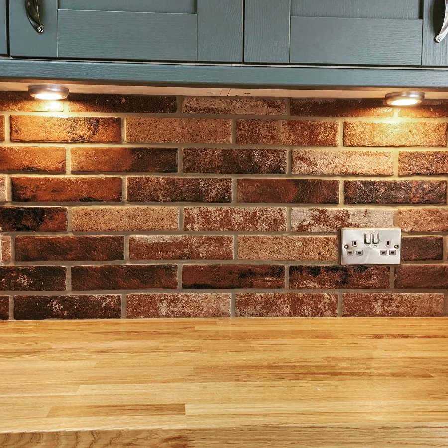 dunbartontiling's tweet photo. Oh, let me guess, you're in desperate need of a trusty tradesman to handle your splashback and floor tile situation in the kitchen and bathroom? Well, lucky for you, I know just the friendly expert! Contact Brian Gallagher on 07926947257 https://t.co/vNErcsgHQ8 #tiler #toppstiles https://t.co/OteQNOl1zc