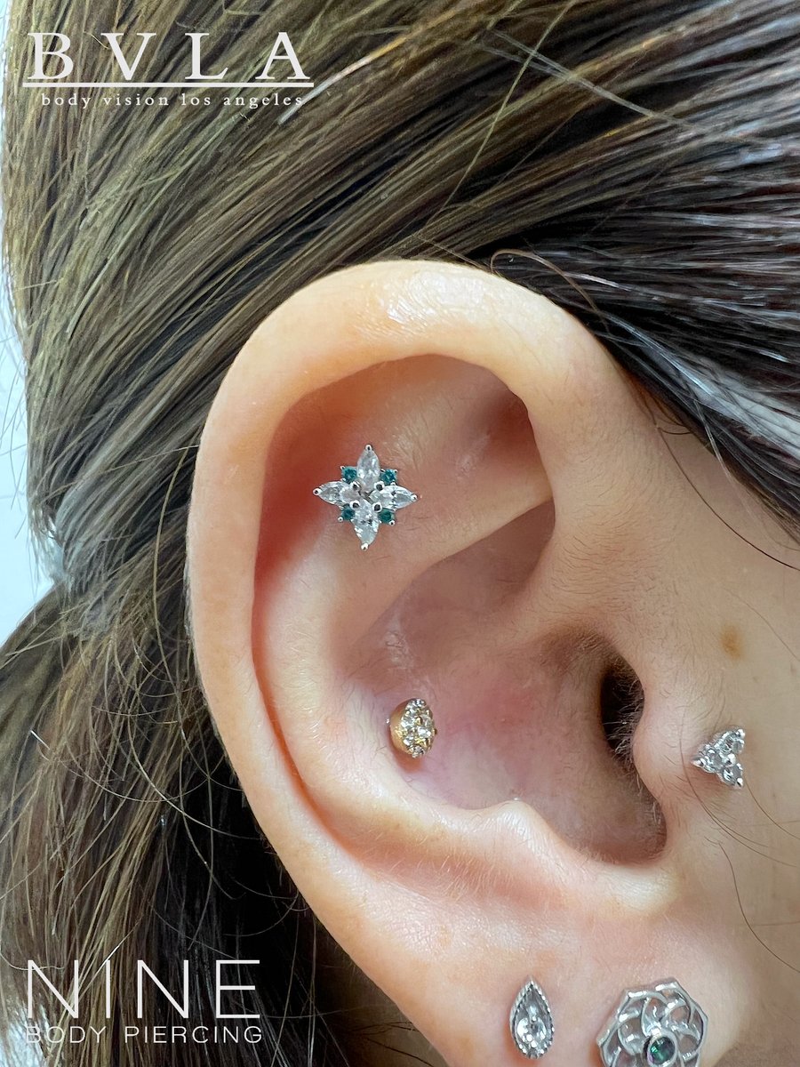 Over 4 Month Old Helix with BVLA White Gold Mini Pleades Cubic Zirconia and Mint CZ

Body Vision Los Angeles-ボディビジョンロサンゼルス-
ミニプレデス
素材：14K ホワイトゴールド
部位：ヘリックス
ジェム：ミントグリーン、キュービックジルコニア