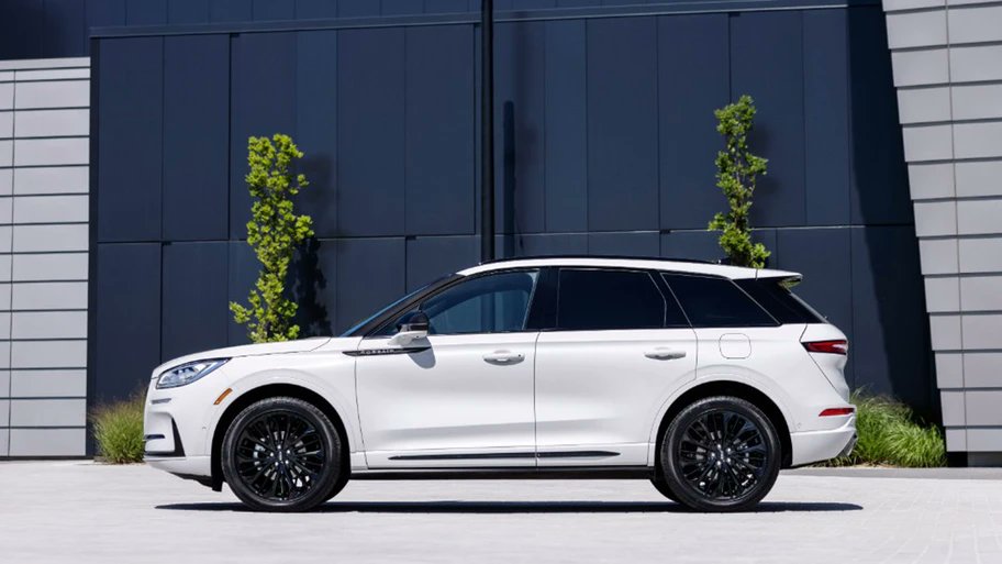 Autocosmos's tweet image. En @LincolnMexico 𝗖𝗼𝗿𝘀𝗮𝗶𝗿 𝗕𝗹𝗮𝗰𝗸 𝗝𝗲𝘁 𝟮𝟬𝟮𝟯 😍 destaca la presencia de una pantalla touch de 13.2” vinculada a #SYNC4 👌🏻 acompañado por detalles en aluminio, computadora de viaje, volante tapizado en piel y filtro de partículas para cabina👉mx.atcs.ms/45kiGQ8