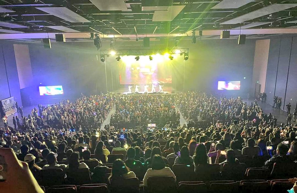 Ang dami nyo namang kamag-anak sa Canada? Sold out kung sold out yung venue. Nakakatuwa! 🎉

<a href="/SB19Official/">SB19 Official</a> #SB19 
#SB19PagtatagWorldTourToronto