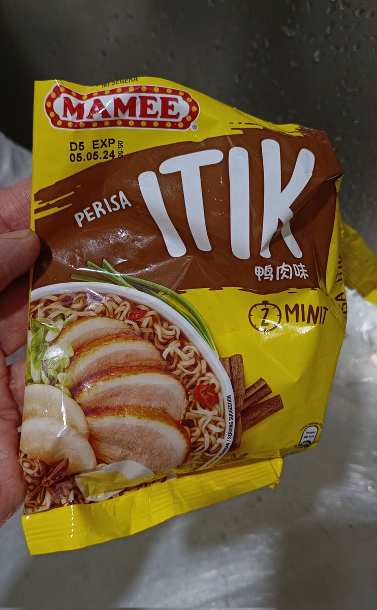 Knapa rasa pedas sekali ini rasa? Salah masuk ramuan kah, Mamee?? Giler punya pedas, air mata dan hingus pun ndak berhenti mencurah #mamee #pedas