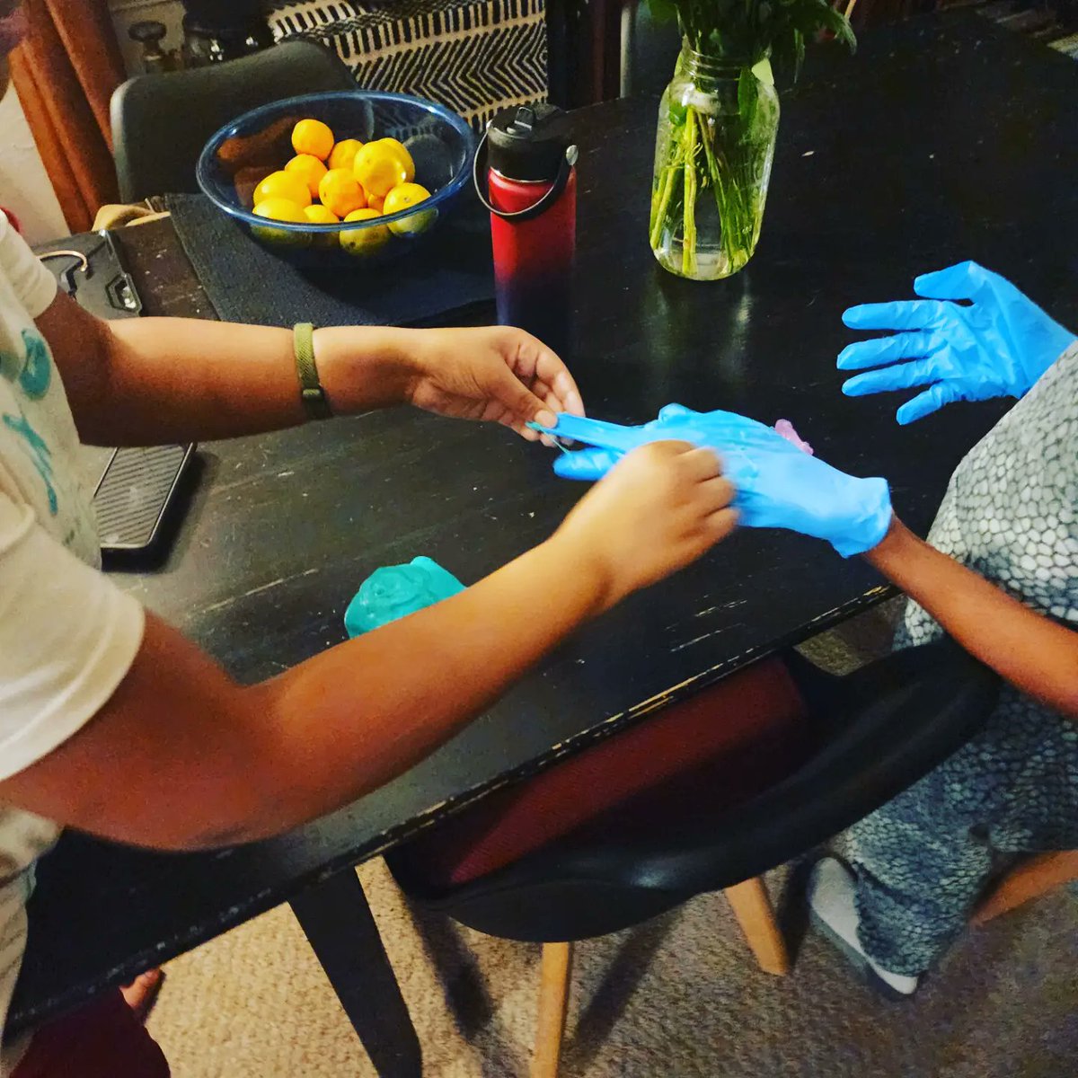 fatherhoodf1rst's tweet image. Somehow tonight became slime night.

#fatherhoodfirst