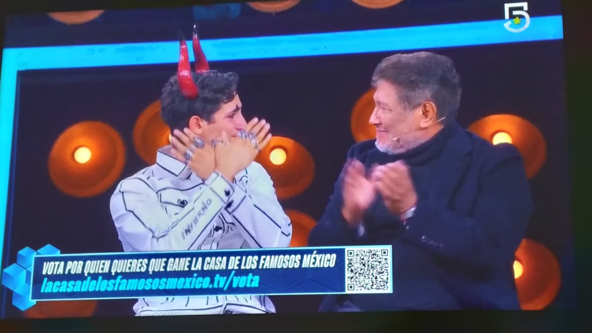 1995_Skamilio's tweet photo. Como recibieron a Emilio, todos de pie, con todo el público gritando, echándole porras y el abrazo de su papá,  mientras el público le grita "EMILIO HALCÓN YA ERES GANADOR" 

Soy llanto
#Emilio #TeamEmilioLCDLF #LaCasaDeLosFamososMx https://t.co/Ta43zYmpZs