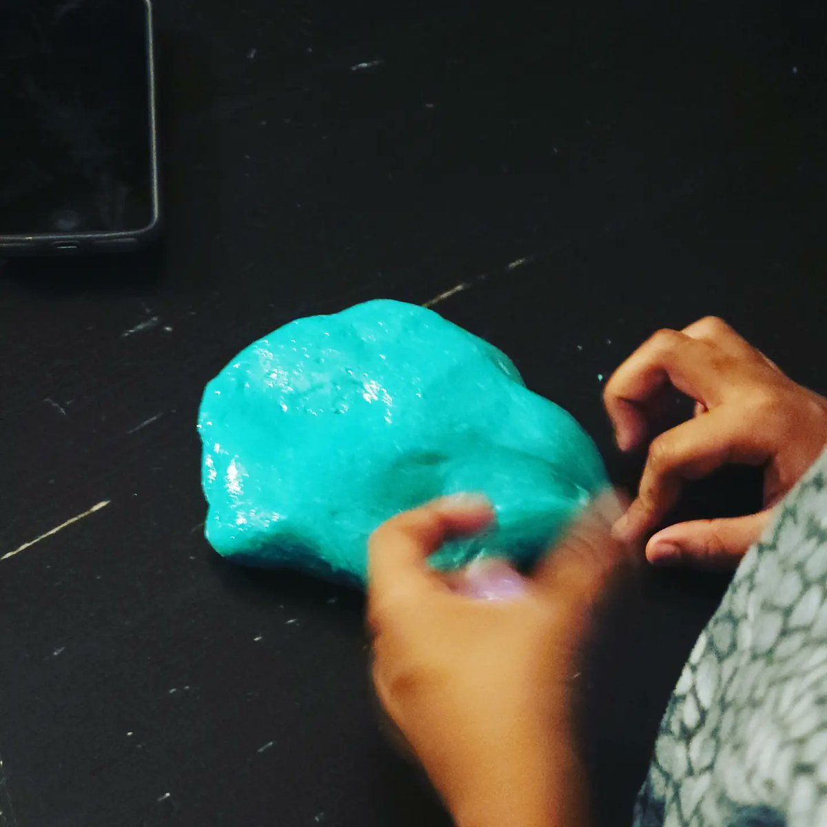 fatherhoodf1rst's tweet image. Somehow tonight became slime night.

#fatherhoodfirst