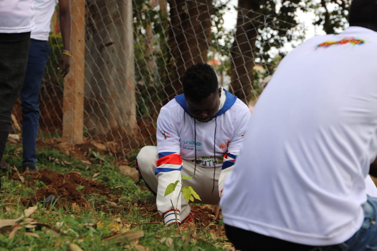 West pokot youths have set their sights on an extraordinary environmental endeavour. Yesterday, to honour #InternationalYouthDay theme,they planted more than 200 trees at Makutano aimed at mitigating climate change 
#Youthforclimateaction
#SasaNisisi
@MenEndFGM