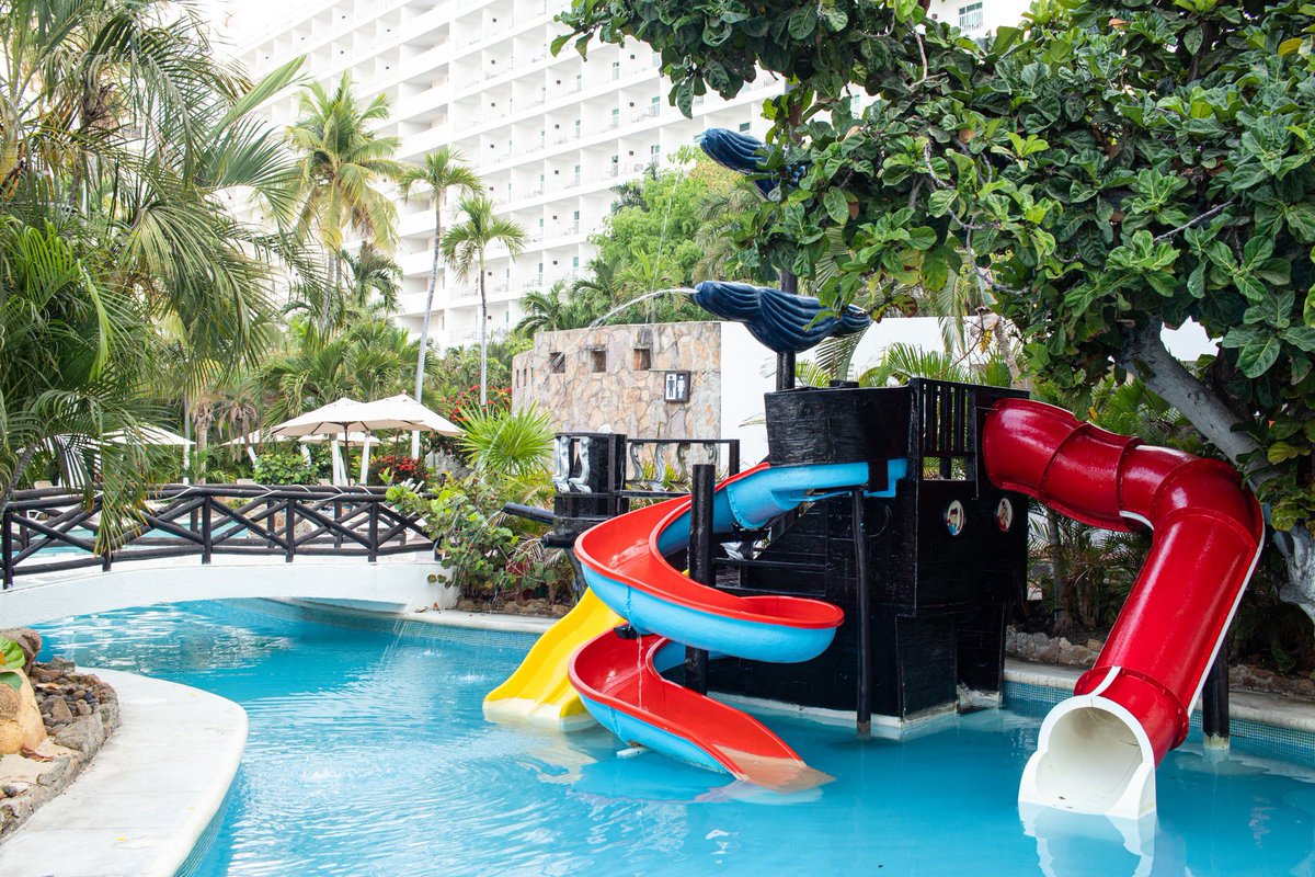 Los niños no juegan sólo porque se divierten, sino que juegan porque se construyen jugando y en #EmporioAcapulco nos encanta verlos aquí, disfrutando de nuestro barco pirata. 🏴‍☠️ 💦 ☀️ 

Reservaciones vía WhatsApp ⬇️
walink.co/cc0804
ℹ 744 469 0505 ☎️

#HotelesEmporio