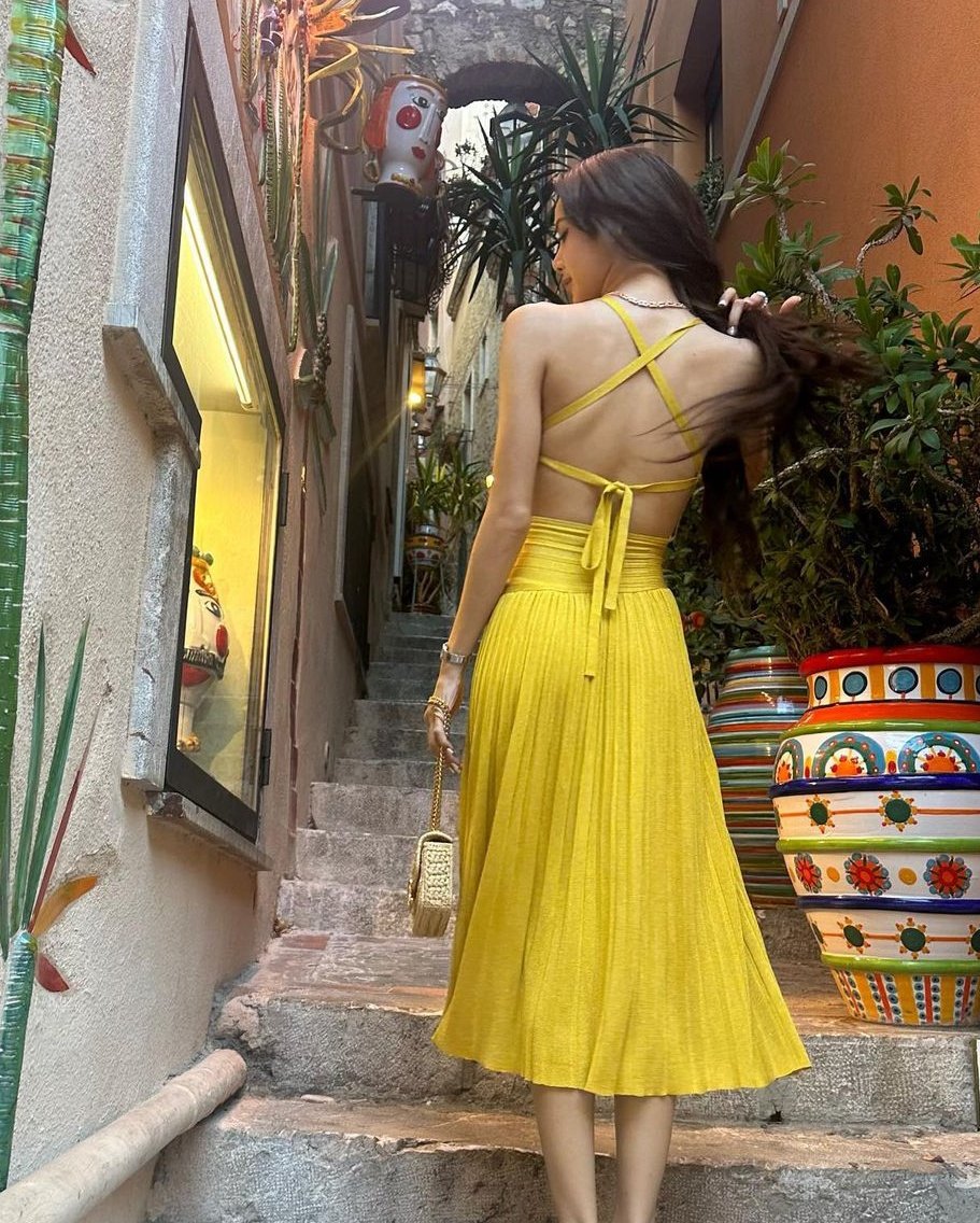 "เอฟเฟกต์ #LISA"ได้กลายเป็นปรากฏการณ์ในโลกของแฟชั่นและความงามเมื่อใดก็ตามที่ลิซ่าแชร์หรือโพสต์เกี่ยวกับสไตล์ส่วนตัวของเธอบนโชเซียลมีเดีย ความต้องการสินค้าเหล่านั้นพุ่งสูงขึ้นมักจะทำให้สินค้าขายหมดภายในไม่กี่ชั่วโมงอิทธิพลที่ไม่ธรรมดานี้ต่อพฤติกรรมของผู้บริโภค ⬇️