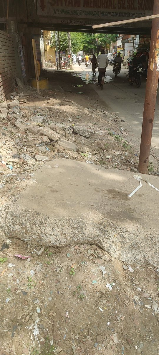Jitende42571223's tweet photo. @cmohry 12/08/2023आदरणीय मुख्यमंत्री हरियाणा।सोनीपत डबल स्टोरी रोहतक ओवर ब्रिज के नीचे टाईल बिछाने के काम मे जनता द्वारा प्रार्थना करने के बाद भी ठेकेदार द्वारा 50 मीटर के हिस्से पर टाईल नही बिछाई गई। कृपया संबंधित अधिकारी ठेकेदार की लापरवाही पर नियमानुसार उचित कार्यवाही करें। https://t.co/Z2mKBt07pC