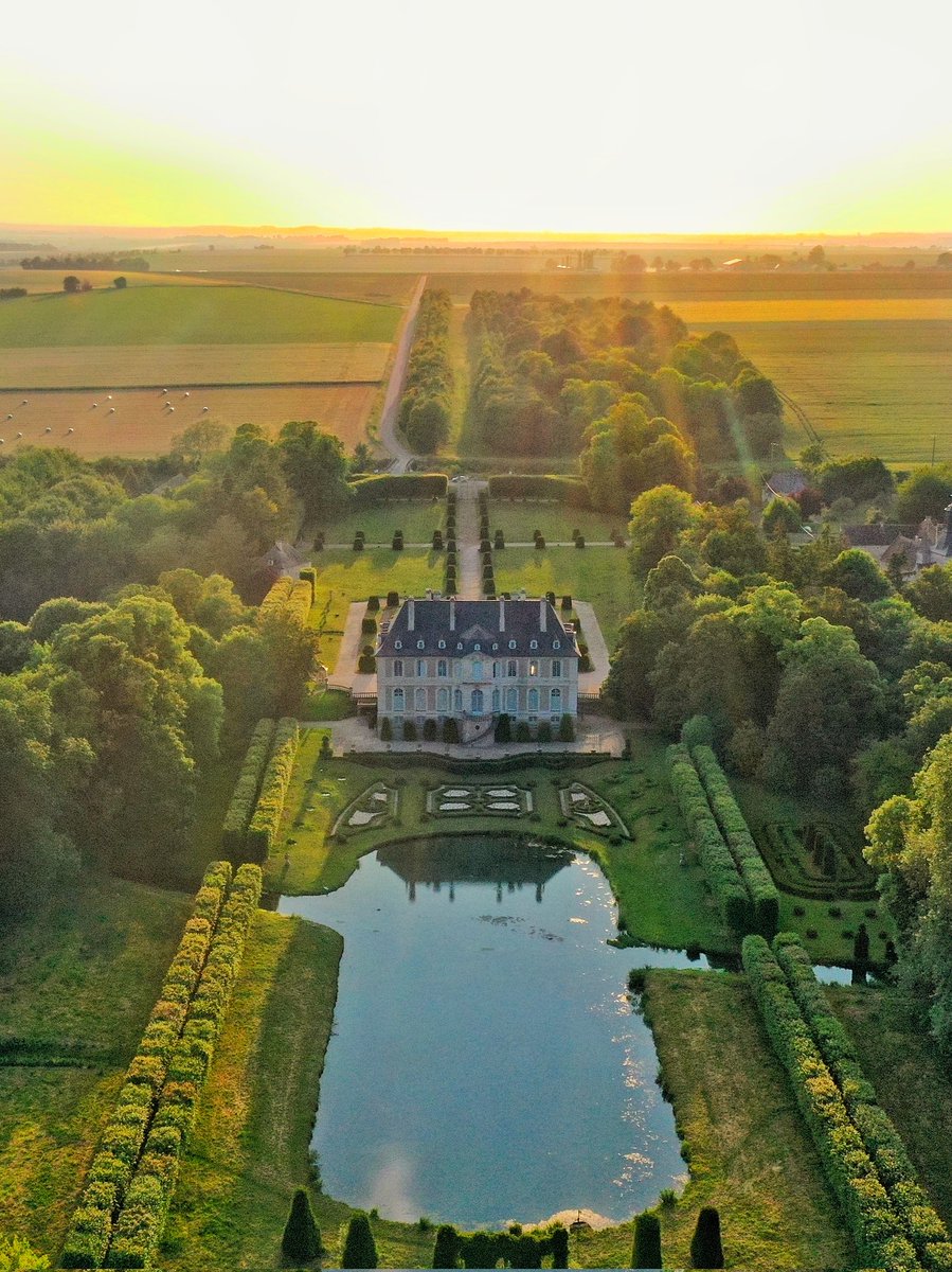 🔴 𝗖𝗛𝗔𝗧𝗘𝗔𝗨 𝗗𝗘 𝗩𝗘𝗡𝗗𝗘𝗨𝗩𝗥𝗘 (𝗖𝗔𝗟𝗩𝗔𝗗𝗢𝗦) | Construit au début des années 1750, le château de Vendeuvre est le parfait exemple architecturale d'une demeure de campagne du XVIIIe siècle. ✨️ 

Seigneur de Vendeuvre, Alexandre Le Forestier d'Osseville et son