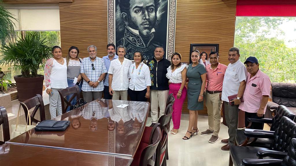 El día de hoy la asociación de colonos sostuvo una importante reunión con la alcaldeza @AbelinaLopezR y funcionarios del @AcapulcoGob relacionada con los principales problemas de la #rivieradiamanteacapulco agradecemos su atención y buena disposición.