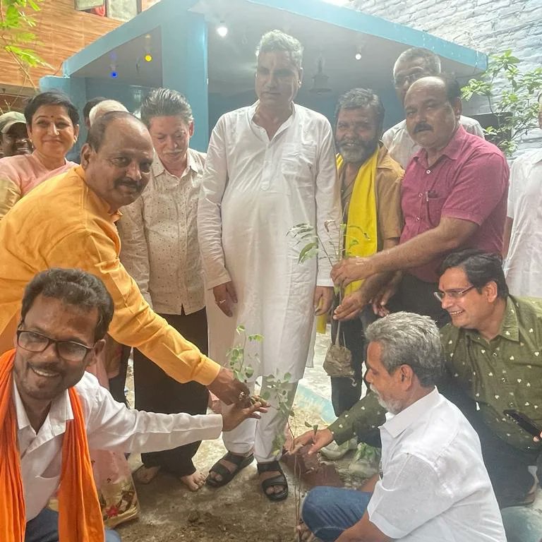 ramchandrakbjp's tweet photo. हैदरगंज वार्ड में पार्षद श्रीमती रजनी अवस्थी के  वृक्षारोपण  कार्यक्रम में मुख्य अतिथि के रूप में रहना हुआ https://t.co/cJJN67MoFS