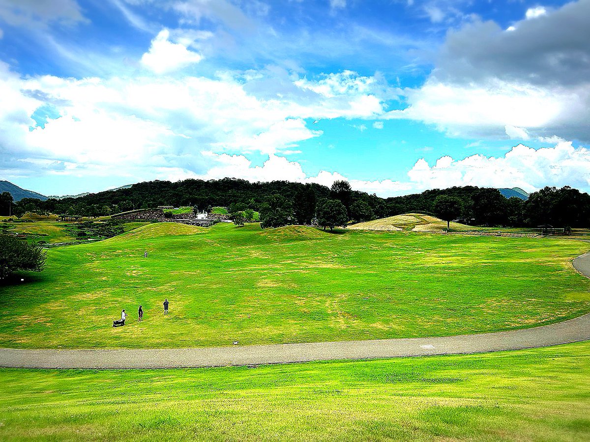 MONSTERbaSH_'s tweet photo. モンバス設営開始しました！
熱中症に気を付けて作業してます。

来週はアツいステージが繰り広げられているはずです。

皆さんお待ちしております。

#モンバス https://t.co/bKiIqEpzul