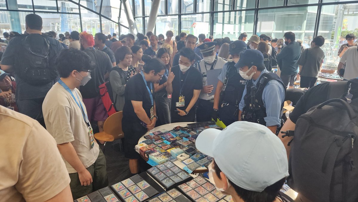 peke_pcg's tweet photo. トレードエリア来たらバインダー盗まれたとかなんかで警察沙汰になってた（野次馬感 https://t.co/p2js2Qqwh4