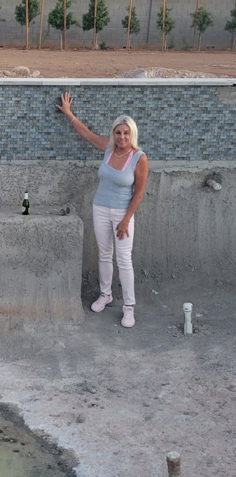 Tile is in the pool ! Yay!!! https://t.co/b8TnpdfdWH