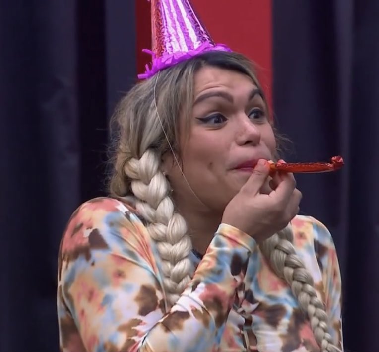 paootrr's tweet photo. Feliz cumpleaños al ser humano con más luz que he conocido en mi vida. 
Te amo mucho chiquita, sigue siempre con ese brillo que te caracteriza, amorrr. Te amo mucho y el domingo te veremos triunfar💗🐝👑#LaCasaDeLosFamososMx https://t.co/62G13dKcKY