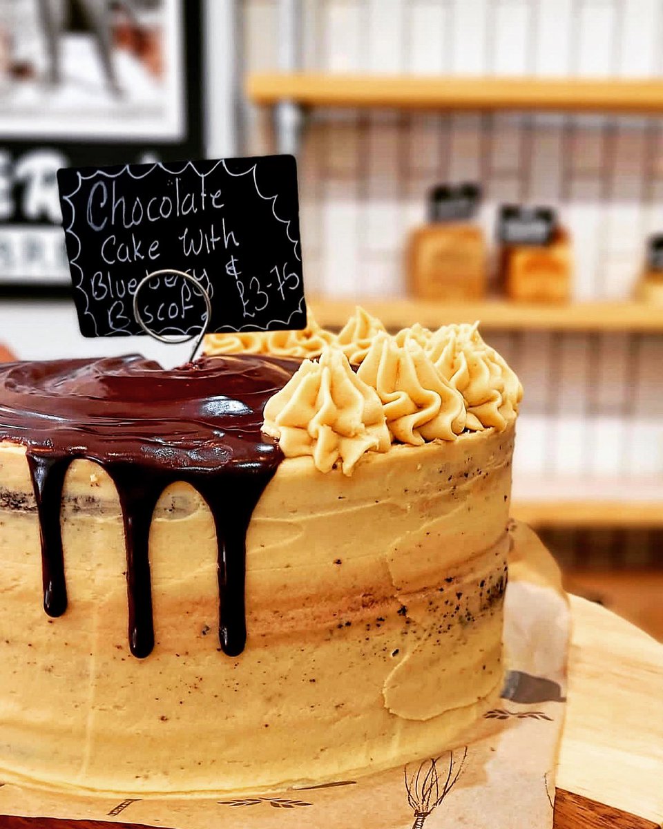 Chocolate cake with blueberry and Biscoff.  The perfect partner to your morning brew this weekend in Westbury on Trym. 

#pullinsbakery #westburyontrym #bristolfoodie #weekendcake