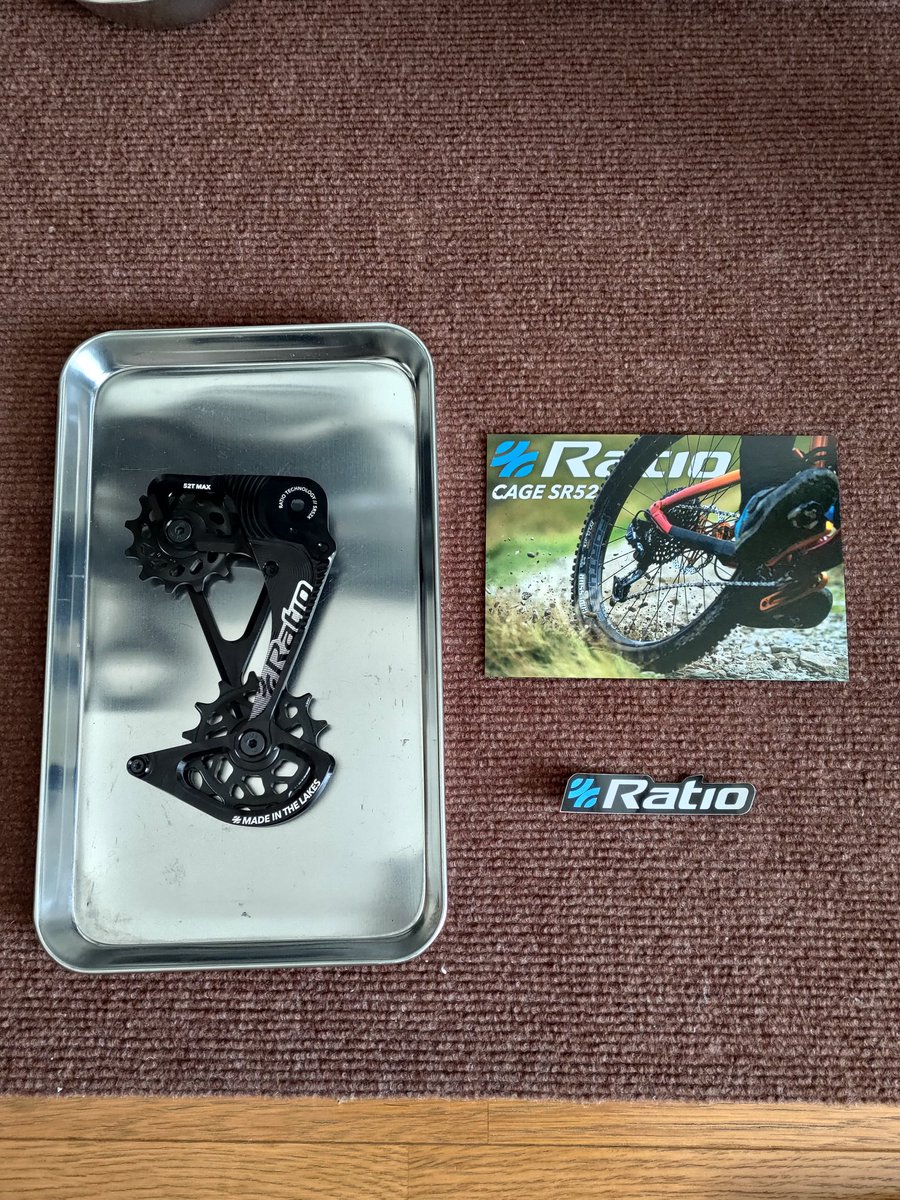 Chris_P_Baker's tweet photo. MTBを70g軽くするべく、英国からカスタムなディレーラケージをお取り寄せ。
純正品にはないゴリゴリの切削痕とプーリーの穴数から軽量化への情熱を感じます。
追って実践テストですな。
そういえば梱包にチョコミントお菓子が付属してました。さすが紳士の国だぜ😎
#ratiotechnology https://t.co/9JJVHCXA9c