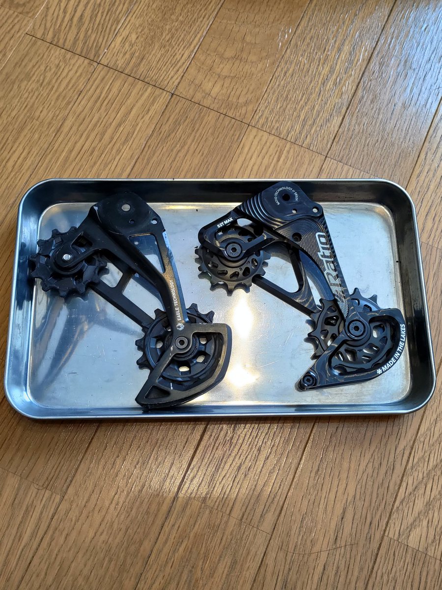 Chris_P_Baker's tweet photo. MTBを70g軽くするべく、英国からカスタムなディレーラケージをお取り寄せ。
純正品にはないゴリゴリの切削痕とプーリーの穴数から軽量化への情熱を感じます。
追って実践テストですな。
そういえば梱包にチョコミントお菓子が付属してました。さすが紳士の国だぜ😎
#ratiotechnology https://t.co/9JJVHCXA9c
