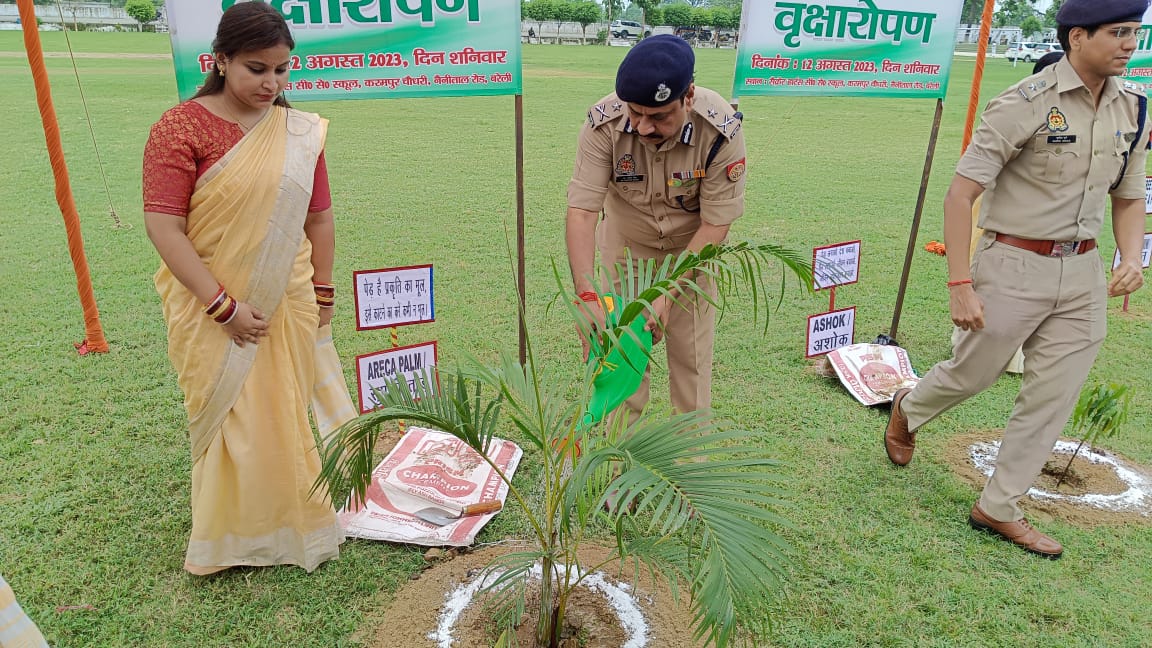 's tweet image. पुलिस महानिरीक्षक बरेली परिक्षेत्र द्वारा चलाये जा रहे विशेष अभियान Save Our Birds.. Mission व #मिशन_लाइफ के तहत
@rakeshs_ips द्वारा पर्यावरण संरक्षण हेतु सेक्रेट हार्ट्स पब्लिक स्कूल जनपद बरेली में वृक्षारोपण किया गया |
