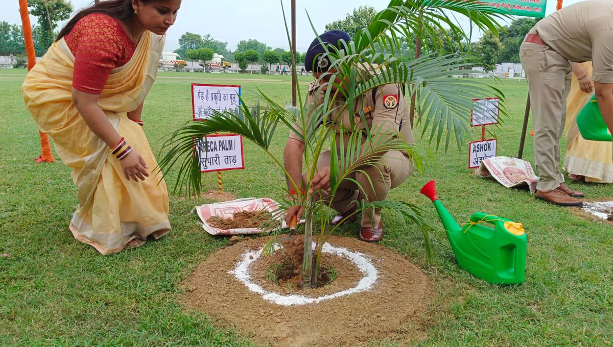 's tweet image. पुलिस महानिरीक्षक बरेली परिक्षेत्र द्वारा चलाये जा रहे विशेष अभियान Save Our Birds.. Mission व #मिशन_लाइफ के तहत
@rakeshs_ips द्वारा पर्यावरण संरक्षण हेतु सेक्रेट हार्ट्स पब्लिक स्कूल जनपद बरेली में वृक्षारोपण किया गया |