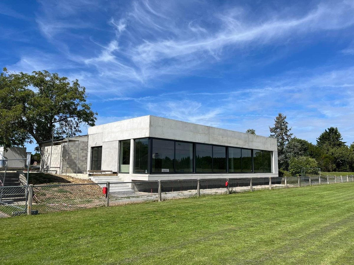 GilAverous's tweet photo. #Rugby - 🏉 Le chantier de création du nouveau club house du @OfficielRacc de @Chateauroux36 au stade des Chevaliers approche de sa fin. D’ici quelques semaines le club pourra bénéficier de ce superbe espace pour recevoir partenaires et adhérents et leur permettre d’assister aux matchs avec une belle vue sur le terrain. De quoi motiver l’équipe à réaliser une belle saison !