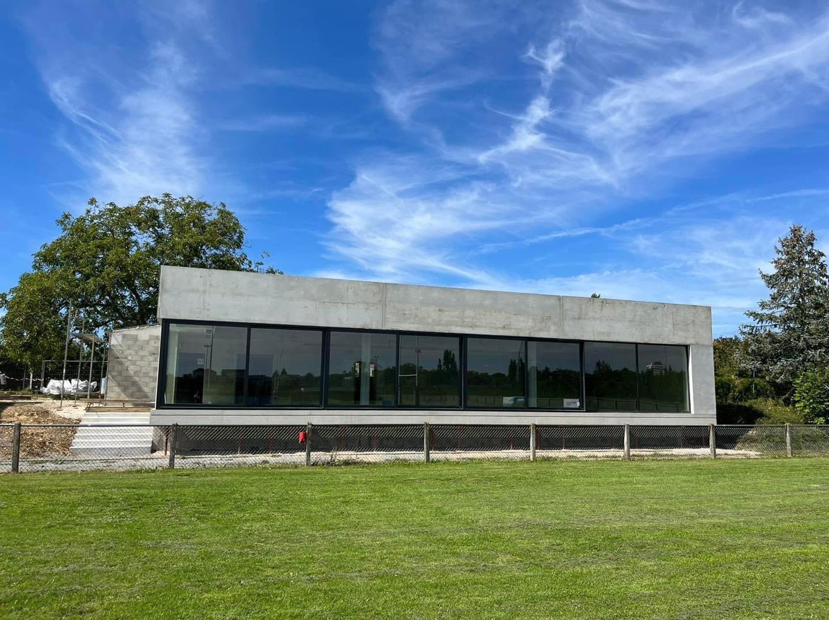 GilAverous's tweet photo. #Rugby - 🏉 Le chantier de création du nouveau club house du @OfficielRacc de @Chateauroux36 au stade des Chevaliers approche de sa fin. D’ici quelques semaines le club pourra bénéficier de ce superbe espace pour recevoir partenaires et adhérents et leur permettre d’assister aux matchs avec une belle vue sur le terrain. De quoi motiver l’équipe à réaliser une belle saison !