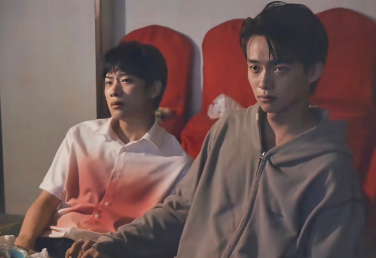 florineup9's tweet photo. they were holding hands and crying together, then hugging each oher during watching the final ep 😭😭😭
#StayWithMe #哥哥你別跑 https://t.co/YsMvsS0uIU