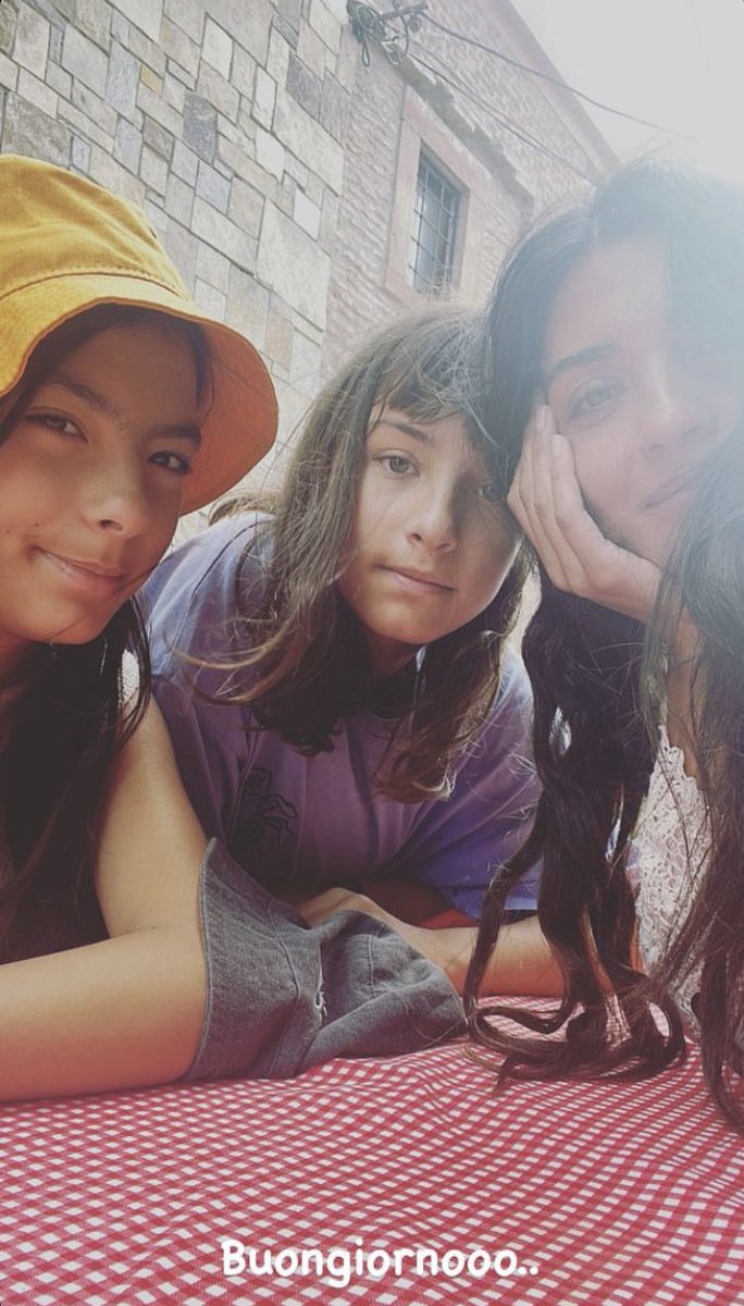 WenCA26's tweet photo. The most beautiful thing you will see today! 👸🧚‍♀️🧚🏿‍♀️
✨TMT💕 
Buongiornooo…☀️🙃
#TubaBüyüküstün https://t.co/zVSYxgrTTE