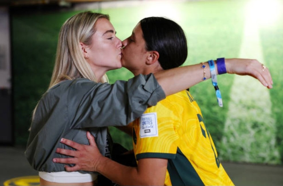 superking1816's tweet photo. #TilitsDone #WWC2023 #Matildas #AUSFRA #FIFAWWC
Sam Kerr with Kristie Mewis after the Matildas win. ❤️ Beautiful moment https://t.co/ExyVYTcsXy