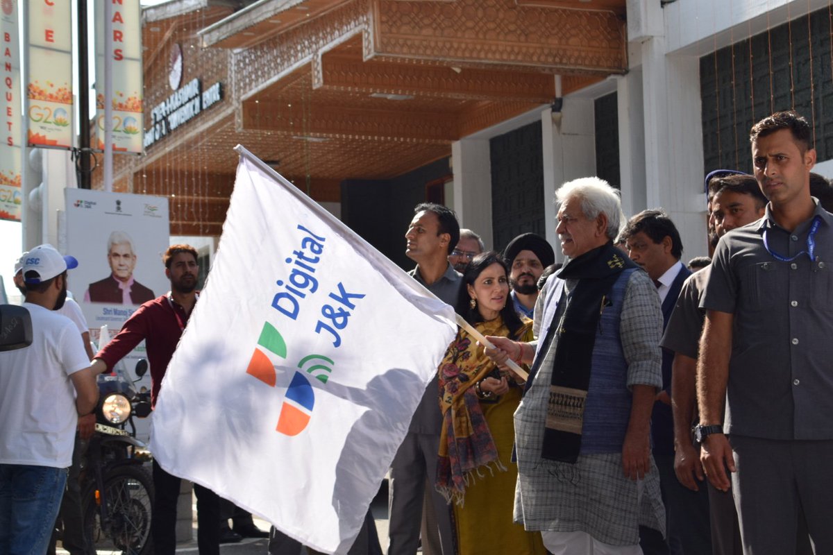 KNSKashmir's tweet photo. #Badalta #JammuKashmir
Lt Governor @manojsinha_ arrives at KICC to launch Digital Initiatives. 

Yug Parivartan Badaa Jammu Kashmir and launch of Digital initiatives 

@OfficeOfLGJandK @diprjk @mingasherpa @ByYatishYadav @JmuKmrPolice @SrinagarPolice https://t.co/ZflbptH80l