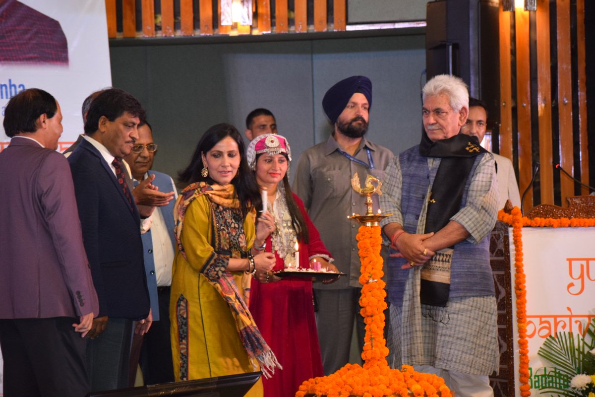 KNSKashmir's tweet photo. #Badalta #JammuKashmir
Lt Governor @manojsinha_ arrives at KICC to launch Digital Initiatives. 

Yug Parivartan Badaa Jammu Kashmir and launch of Digital initiatives 

@OfficeOfLGJandK @diprjk @mingasherpa @ByYatishYadav @JmuKmrPolice @SrinagarPolice https://t.co/ZflbptH80l