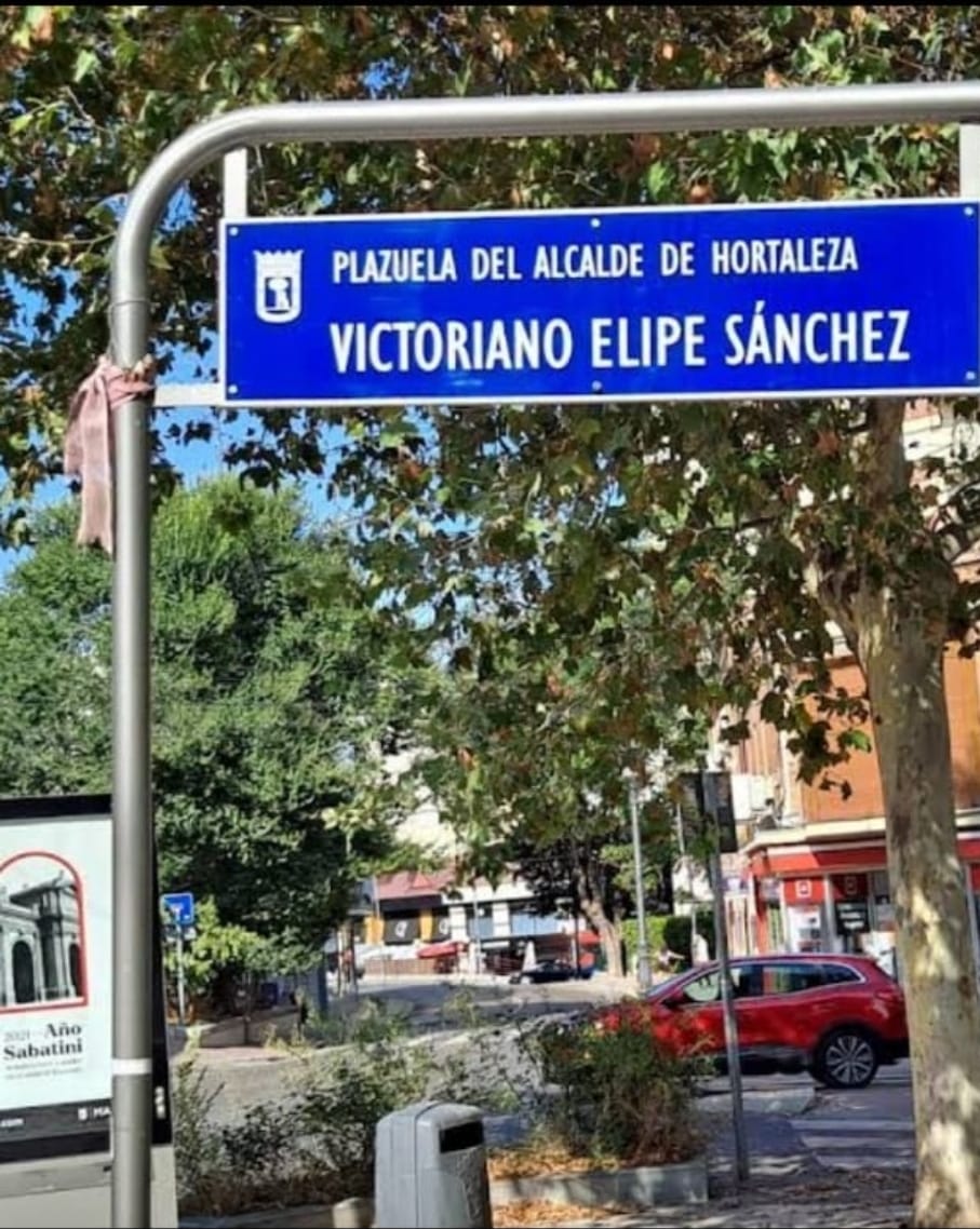 SalvarHortaleza's tweet photo. Hola @JMDHortaleza y @Lineamadrid 

Hace semanas se retiró esta placa, por el rodaje de una película, en la plaza que recuerda al alcalde de #Hortaleza fusilado en 1939

¿Por qué no se ha repuesto todavía? https://t.co/GQMneif4pZ
