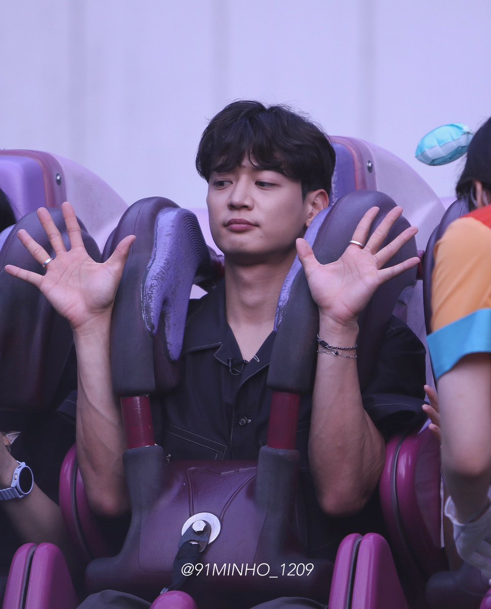 91MINHO_1209's tweet photo. 230812 민호 - 아니 아니,,,,,, 기구가 공중에 떠 있는데 어떻게 저렇게 평온하게 탈 수가 있는지,,,, 
#민호 #최민호 https://t.co/2DMfiOa59I