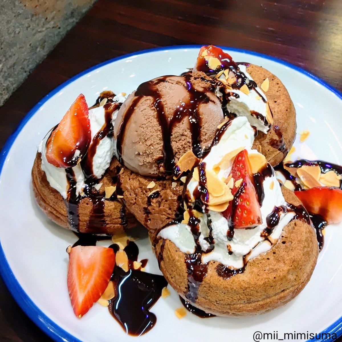 mii_mimisuma's tweet photo. チョコレート&
チョコレートパンケーキ
ふんわりモッチリとしたチョコ生地の上には、冷たいチョコアイスと濃厚なチョコムース🍫
トッピングがひんやりしてるから、夏にもピッタリ✨
チョコ好きにはたまらない #パンケーキ です🤤
#DIORAMACAFE #池袋 #スイーツ好きな人と繋がりたい https://t.co/yBIAgOHUq9