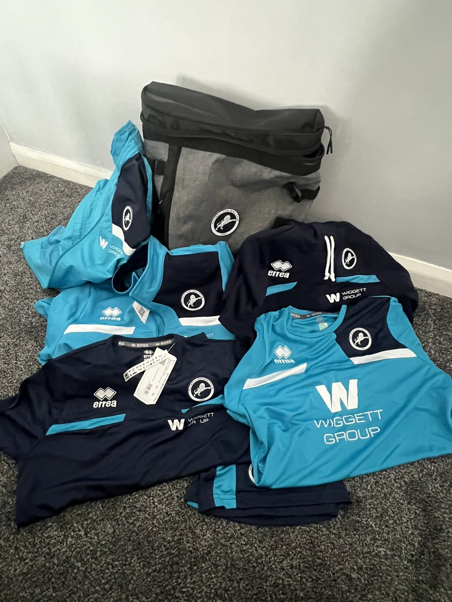 Mikecowley25's tweet photo. Canβt wait to see my boy in action again for the 23-24 season π¦π§€#keeper #hardworkpaysoff #gk #gkunion #trainplayweareone #Millwall #U12 #littlebart #CC1 https://t.co/KnwhzQkp9C