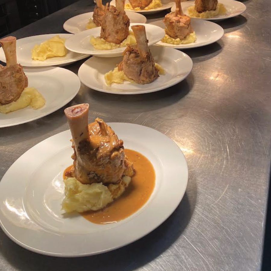 WhiteHart1505's tweet photo. Join us today when we have our bar and restaurant menus available and tomorrow it's time for that perfect Sunday Roast. Call us now on 01787 237 250 or book a table online: https://t.co/XCfYA8iej8 #whitehartgtyeldham #essexhotel #essex #essexfoodie https://t.co/u2pCRLpenD